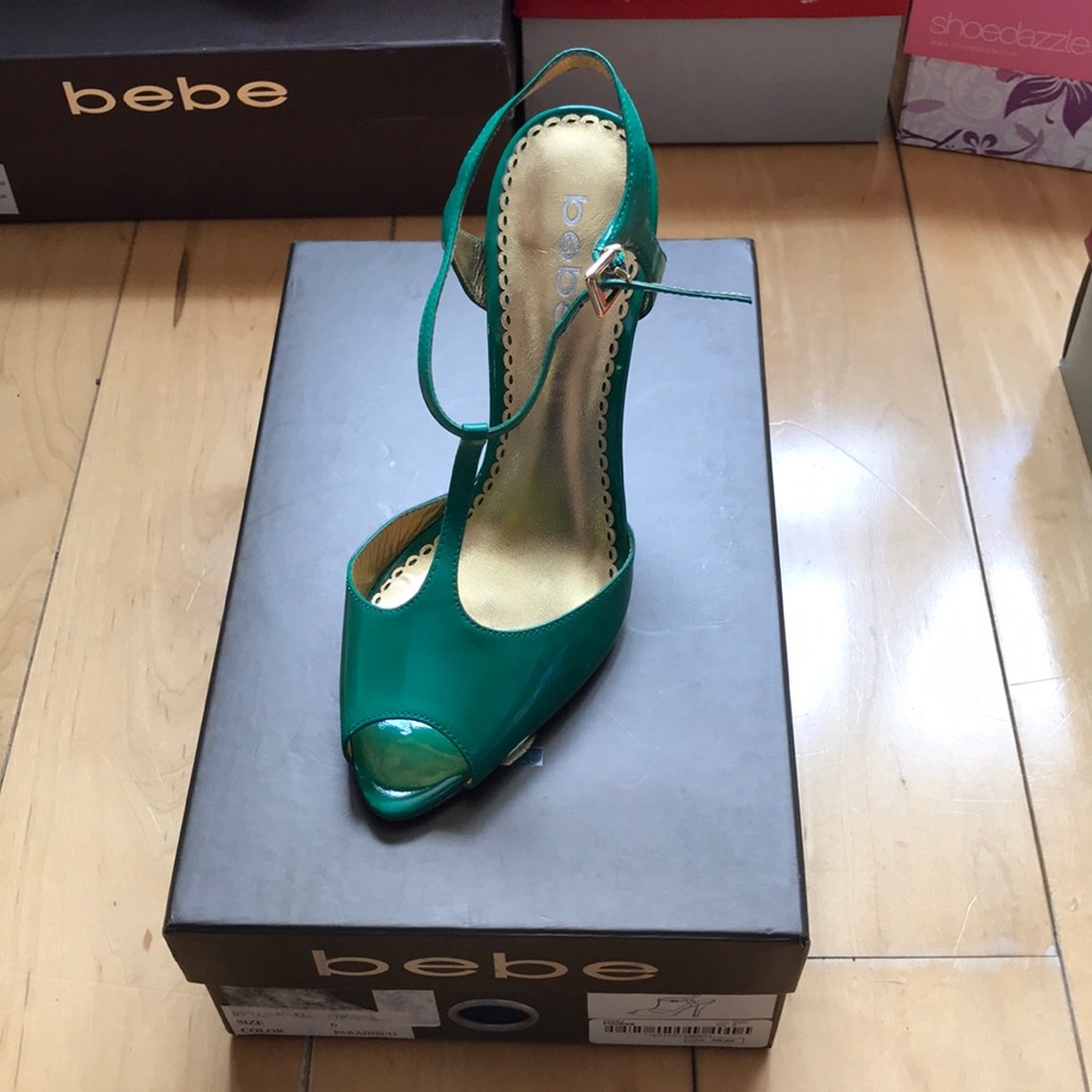Bebe green heel